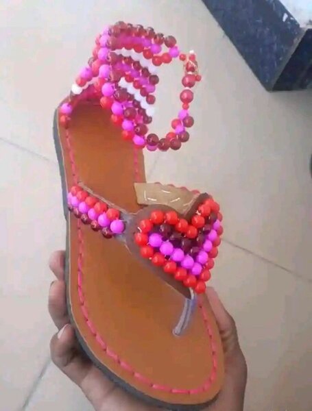 Sandale perlée colorée