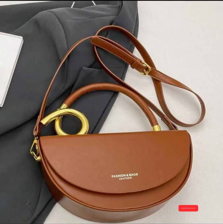 Sac à main demi-cercle élégant