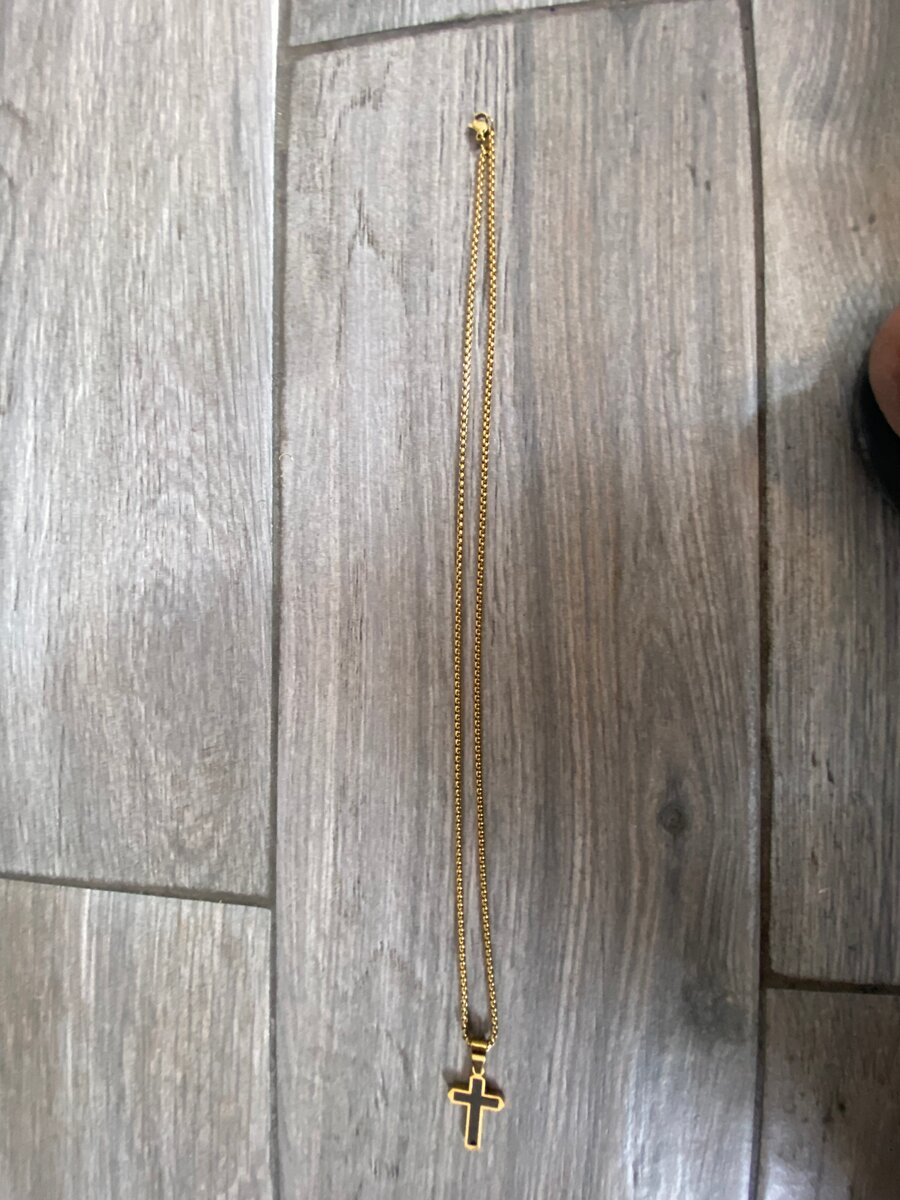 Collier Croix Dorée Élégante