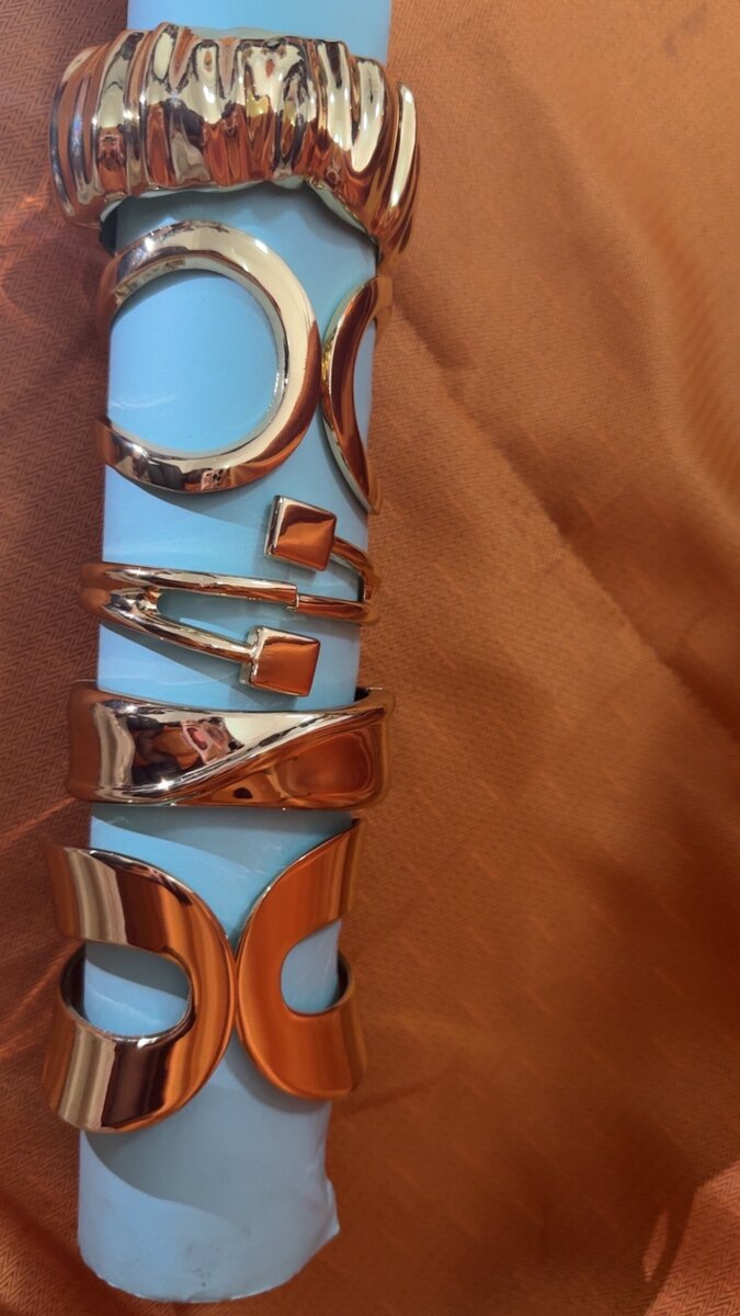 Bracelets en métal doré élégantes