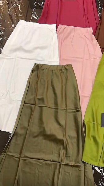 Jupe Midi Satinée Élégante