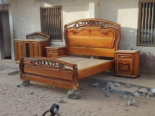 Lit double en bois sculpté