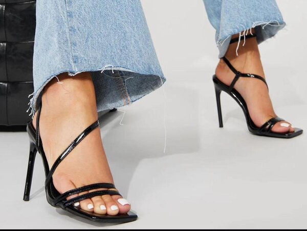 Sandales à talon noir élégant