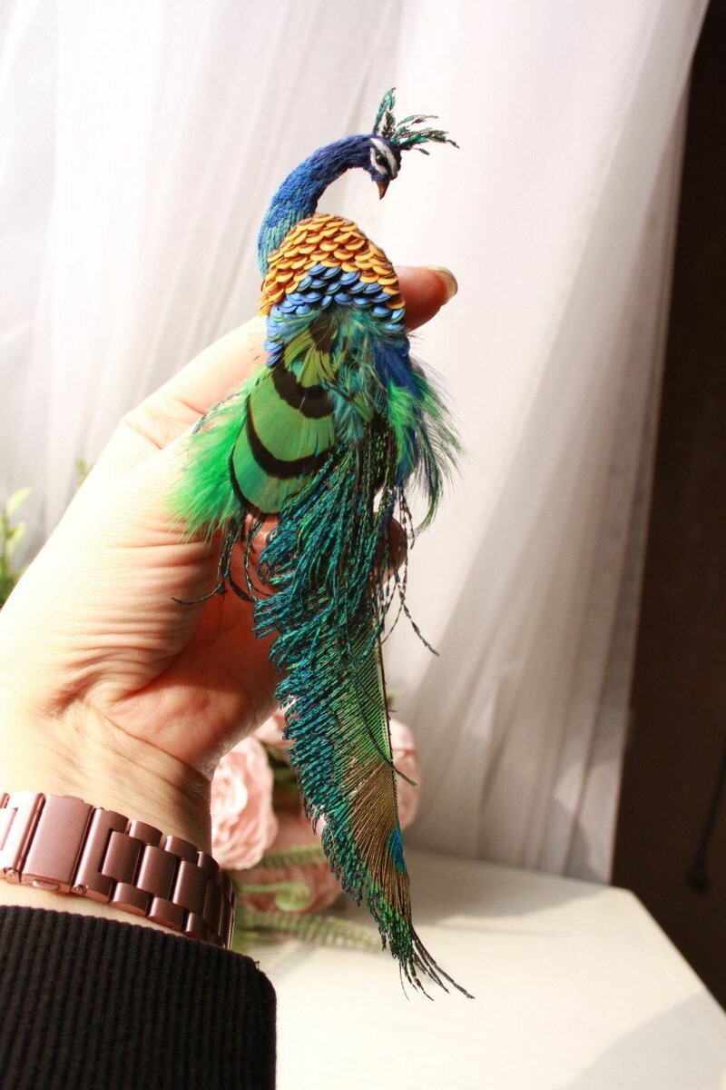 Брошь павлин.