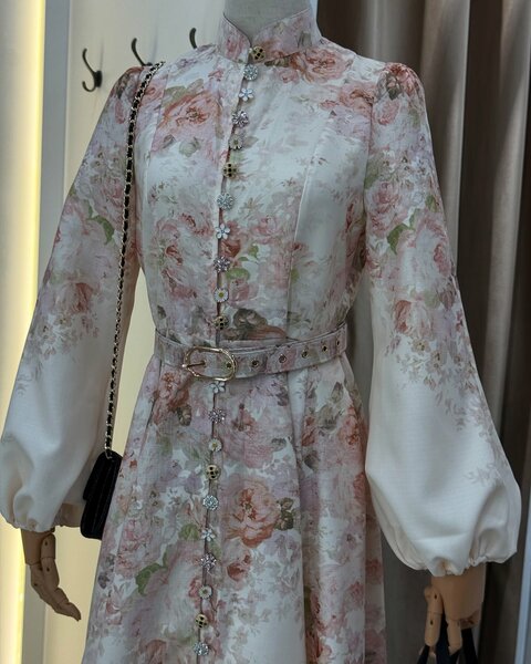 Шикарное платье с цветочным принтом