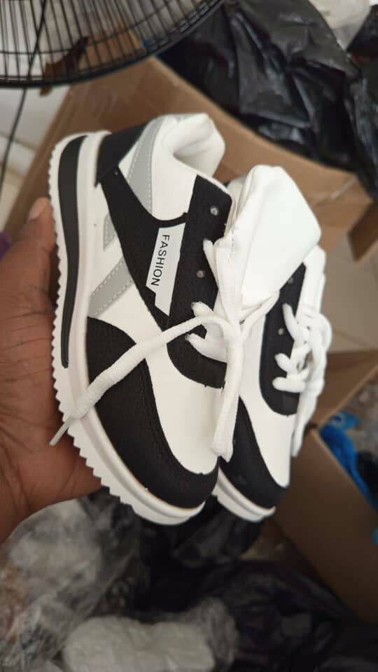 Baskets Noires et Blanches