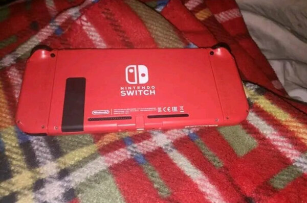 Nintendo Switch rouge compacte