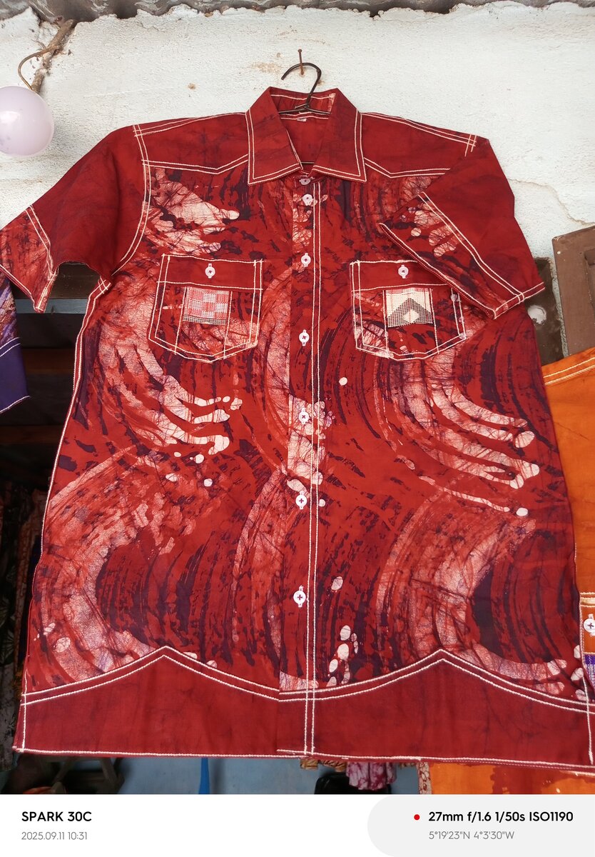 Chemise rouge en batik