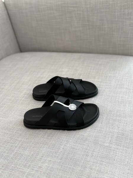 Sandales croisées noires élégantes