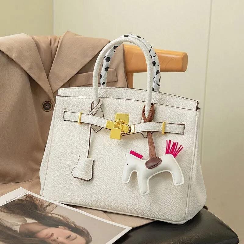 Sac à main élégant avec breloque