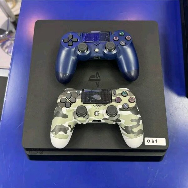 Console PlayStation avec manettes
