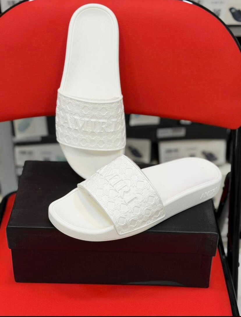 Claquettes blanches luxe