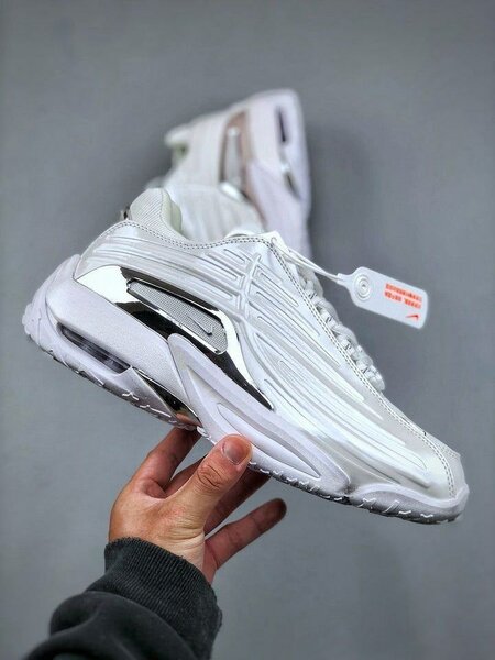 Baskets blanches futuristes