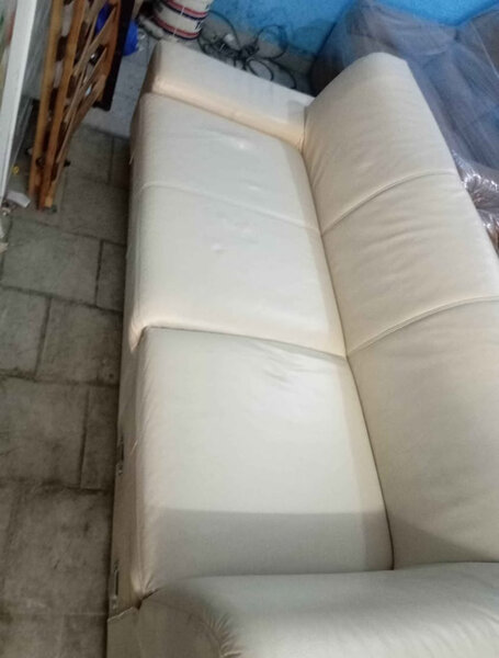 Canapé en cuir beige élégant