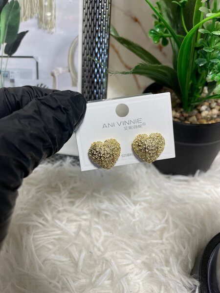 Boucles cœurs dorées élégantes