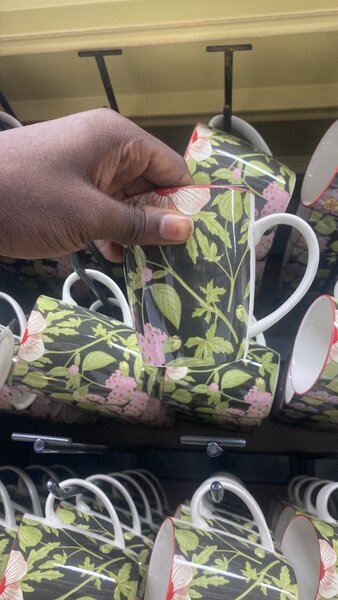 Tasse à motifs floraux