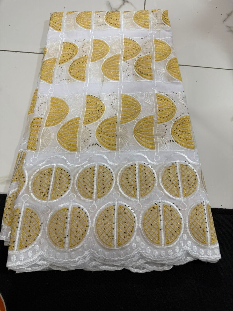 Tissus brodés colorés