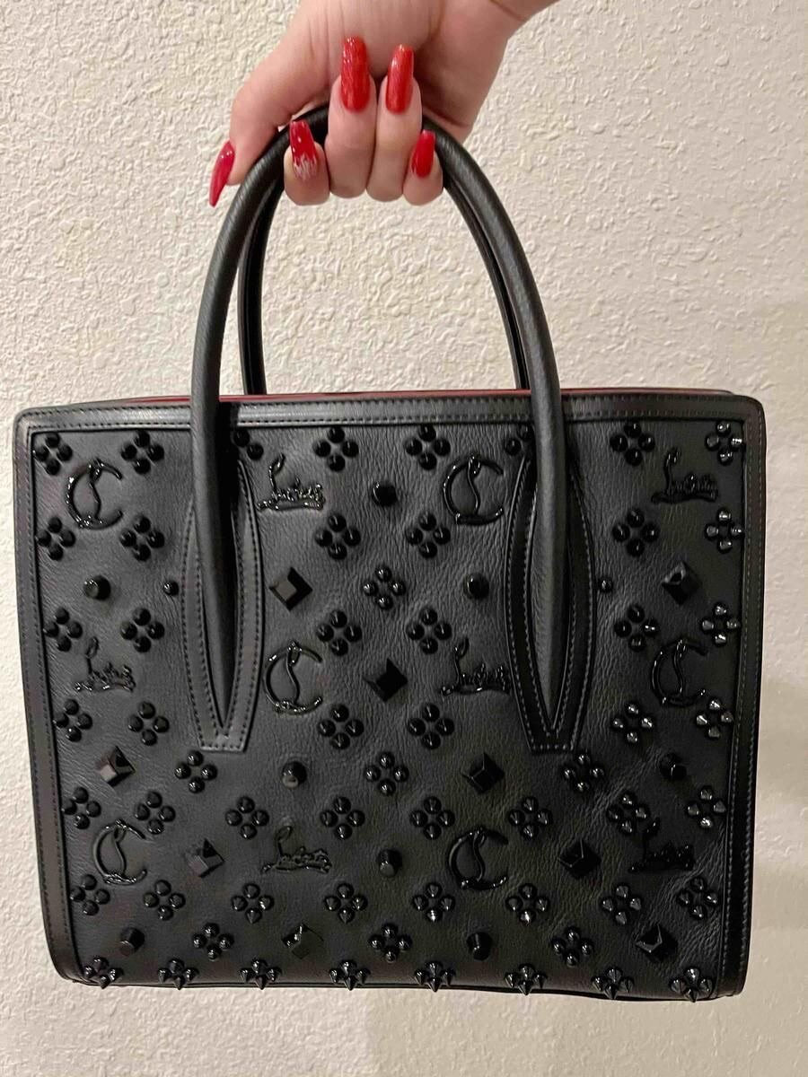 Sac à main élégant clouté