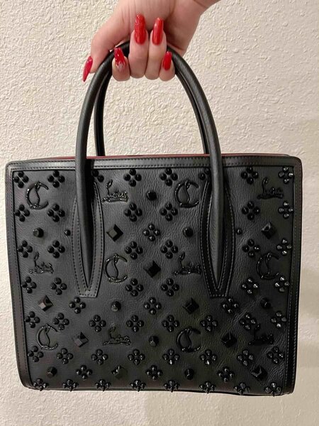 Sac à main élégant clouté