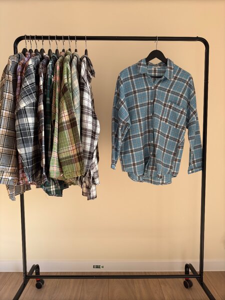 Женская клетчатая рубашка с заниженными рукавами