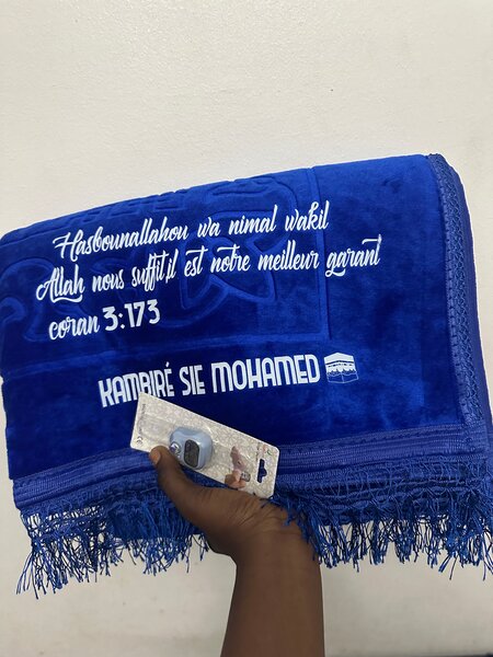 Tapis de prière bleu brodé