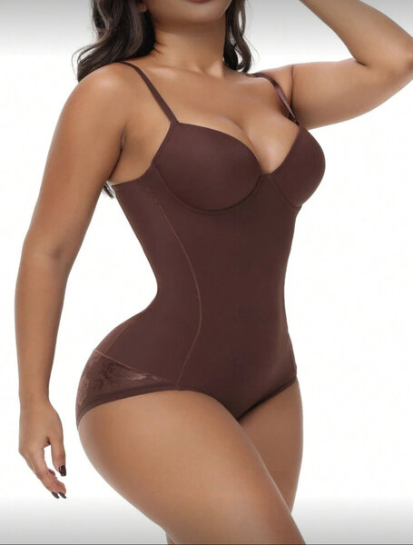 Combinaison gainante femme élégante