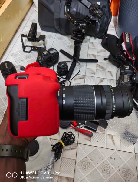 Appareil photo Canon DSLR avec étui rouge