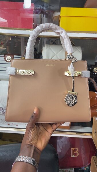 Sac à main versse en noir