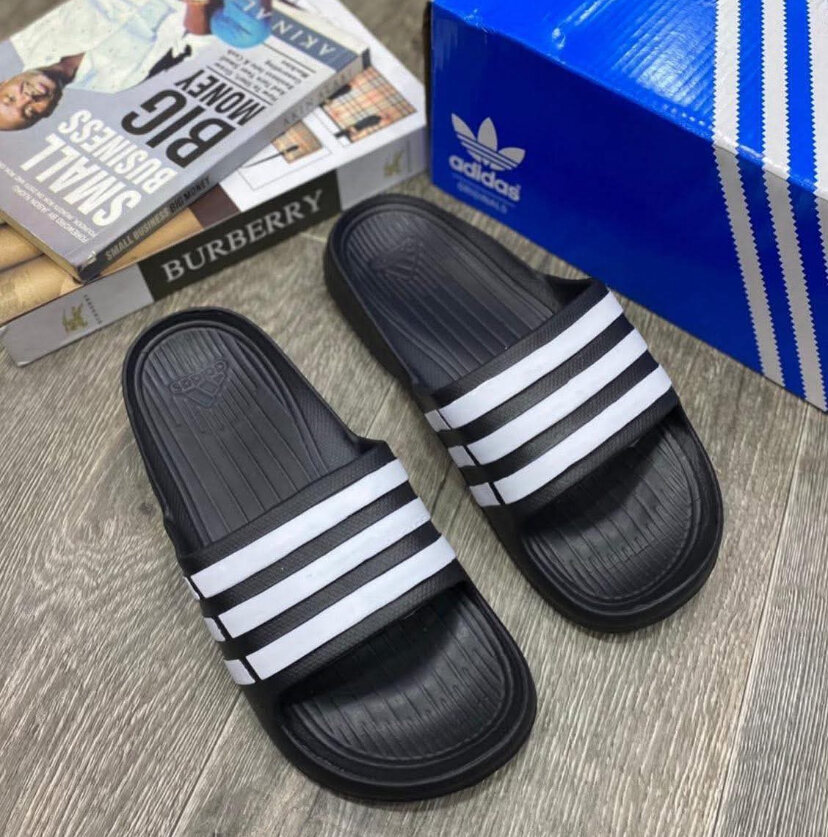 Claquettes noires à rayures