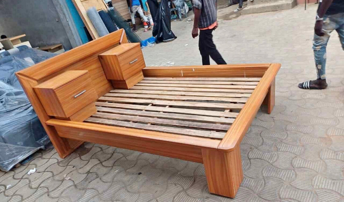 Cadre de lit en bois avec rangement