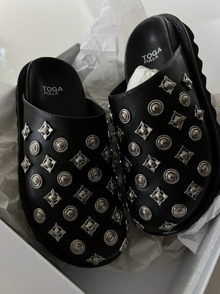 Mules cloutées Toga Pulla