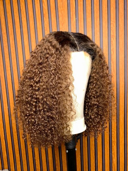 Perruque bouclée brunélégante