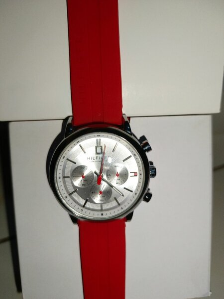 Montre chronographe rouge élégante