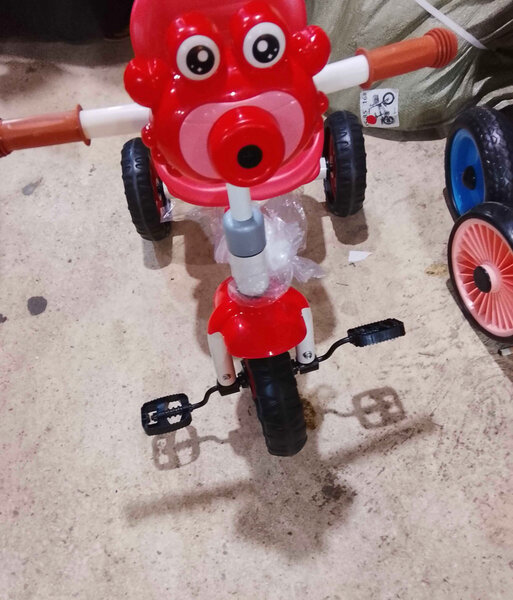 Tricycle enfant coloré