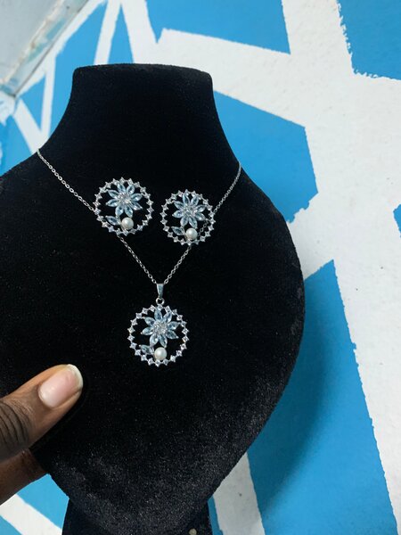 Ensemble collier et boucles d'oreilles élégants