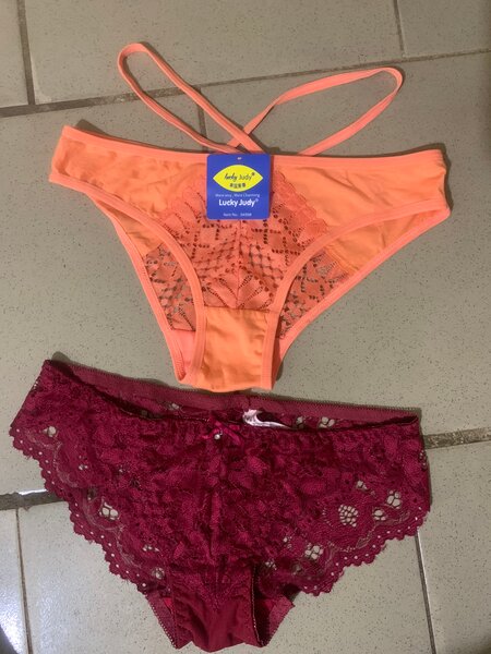 Culottes en dentelle féminine