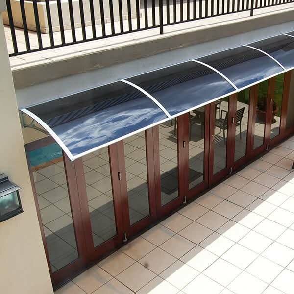 Marquise de porte en polycarbonate