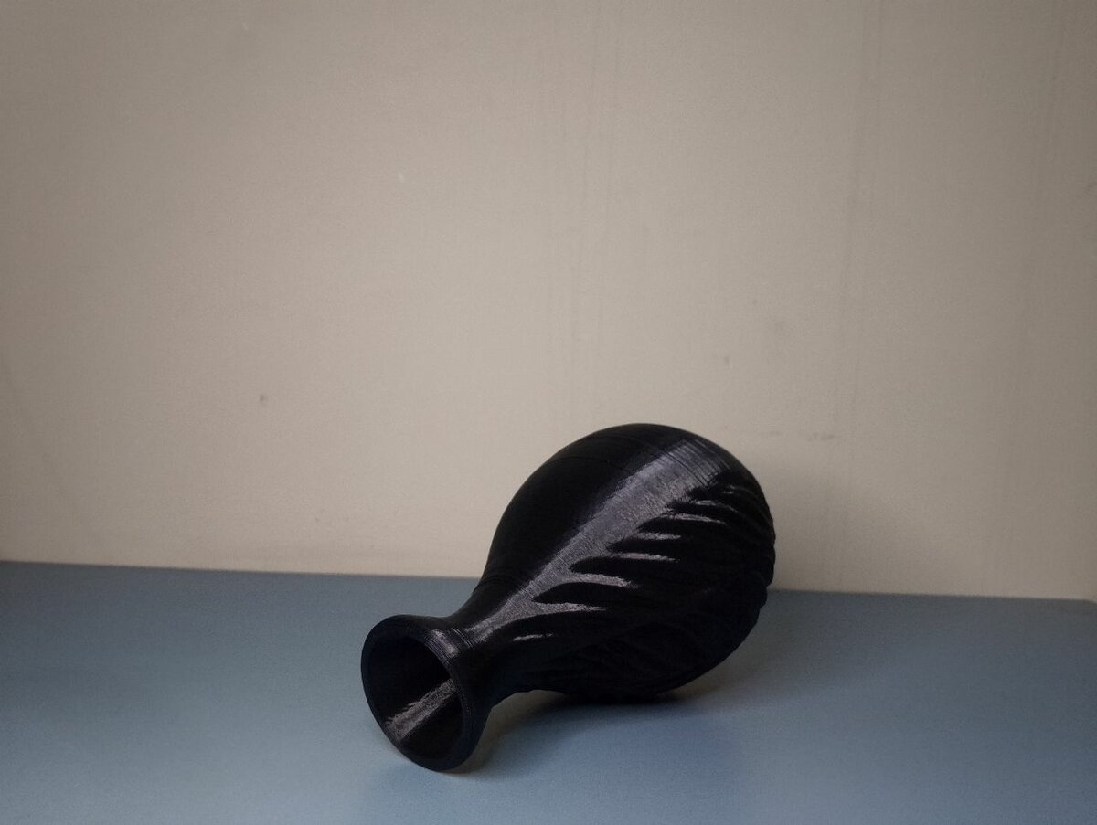 Noir leaf vase