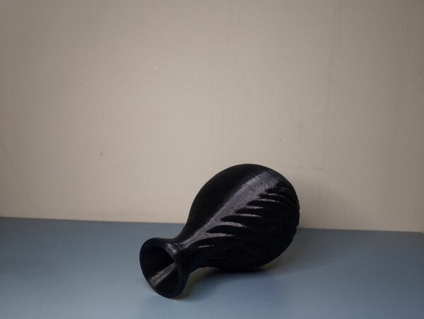 Noir leaf vase