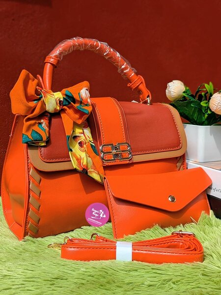 Sac à main élégant avec foulard