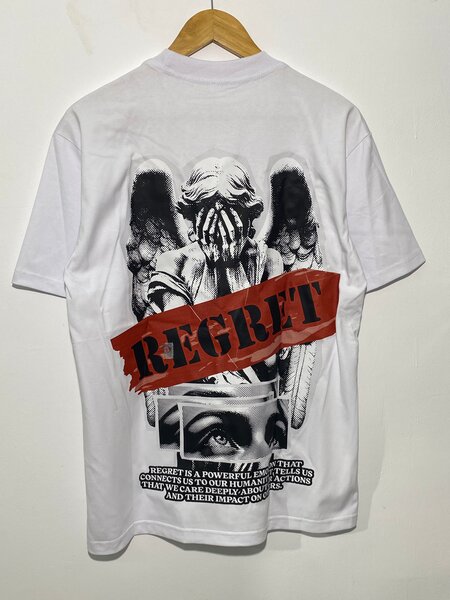 T-shirt graphique "Regret"