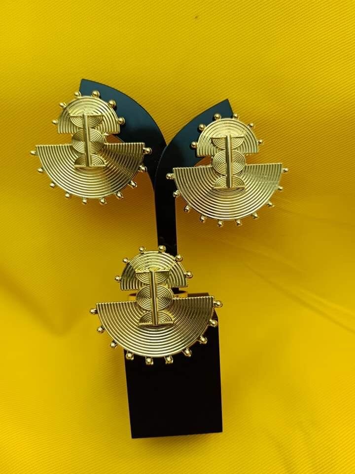 Boucles d'oreilles dorées élégantes