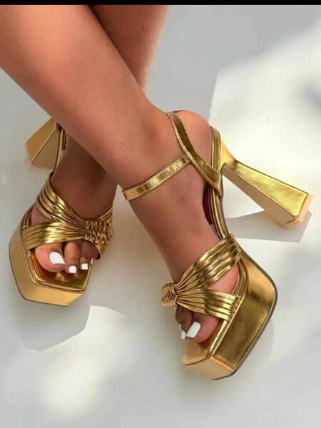 Sandales dorées à talons