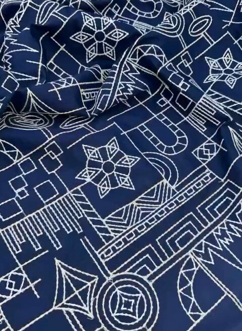 Красивая ткань с вышивкой