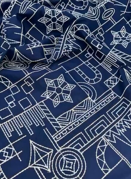 Красивая ткань с вышивкой