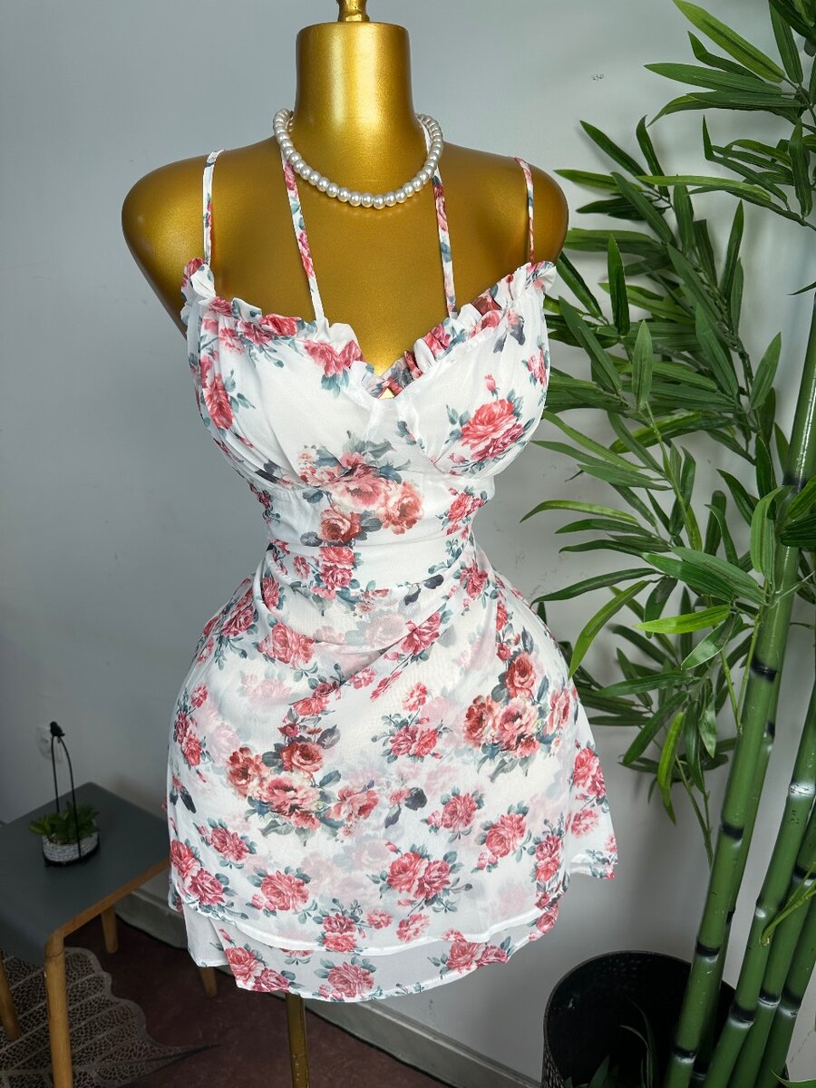 Robe fleurie élégante d'été