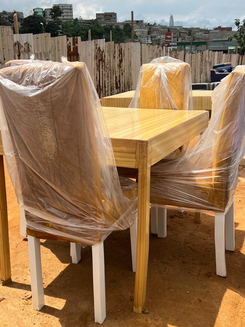 Table à manger moderne 4 places