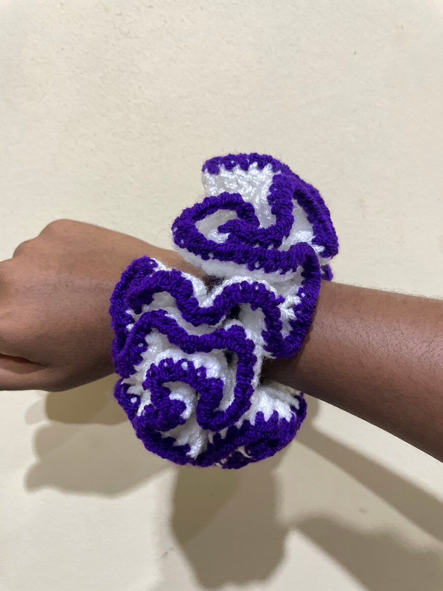 Chouchou tricoté violet et blanc