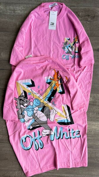 T-shirts roses graphiques tendance