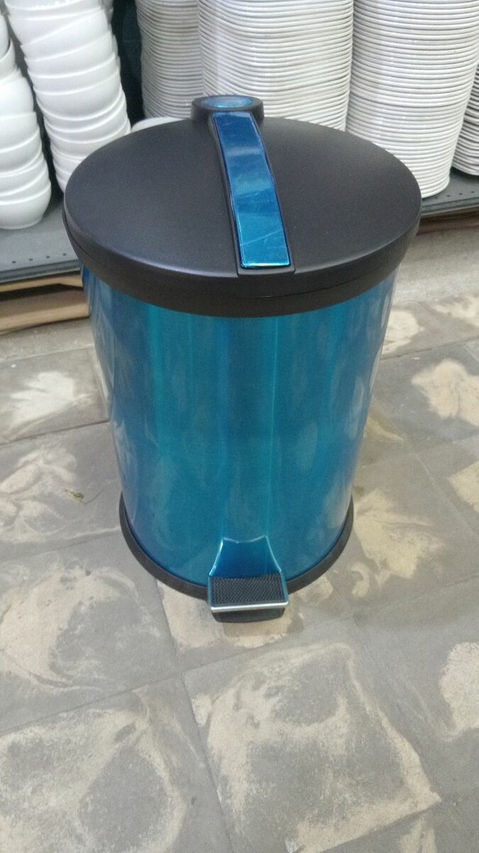 Poubelle à pédale bleu inox